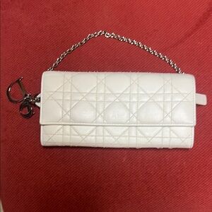 White Quilted Dior
Slight fraying on outside stitching